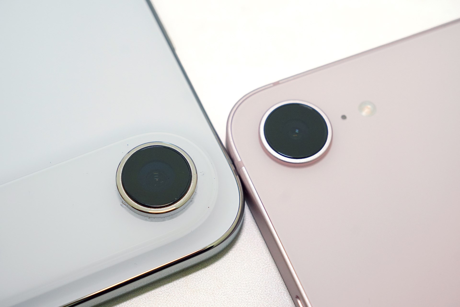 同じシングルカメラのiPhone Airと比べると、レンズ径が小さい