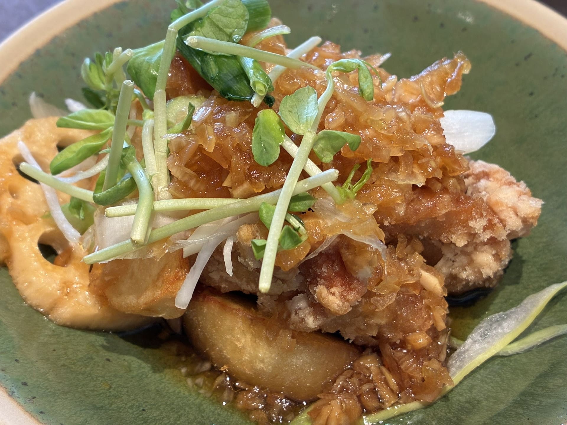 iPhone 17eで撮った写真。料理も夜景もキレイで、絵作りの傾向は他のiPhone 17シリーズに近い