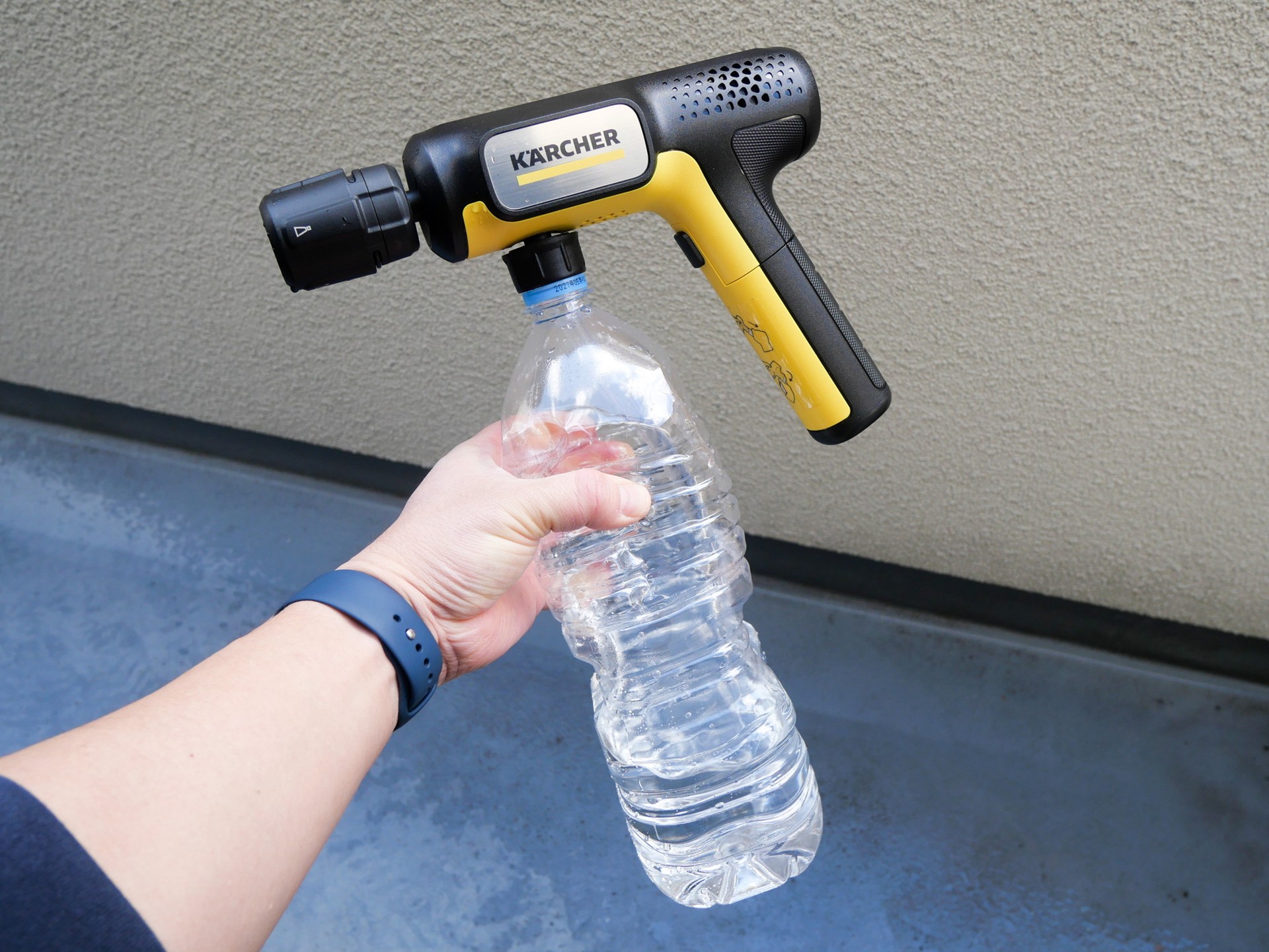 専用のアダプターを用いてペットボトルを装着可能。サイズは大きくなるが、高圧洗浄には多くの水を用いるだけに、2リットルのペットボトルを使うのが現実的だ