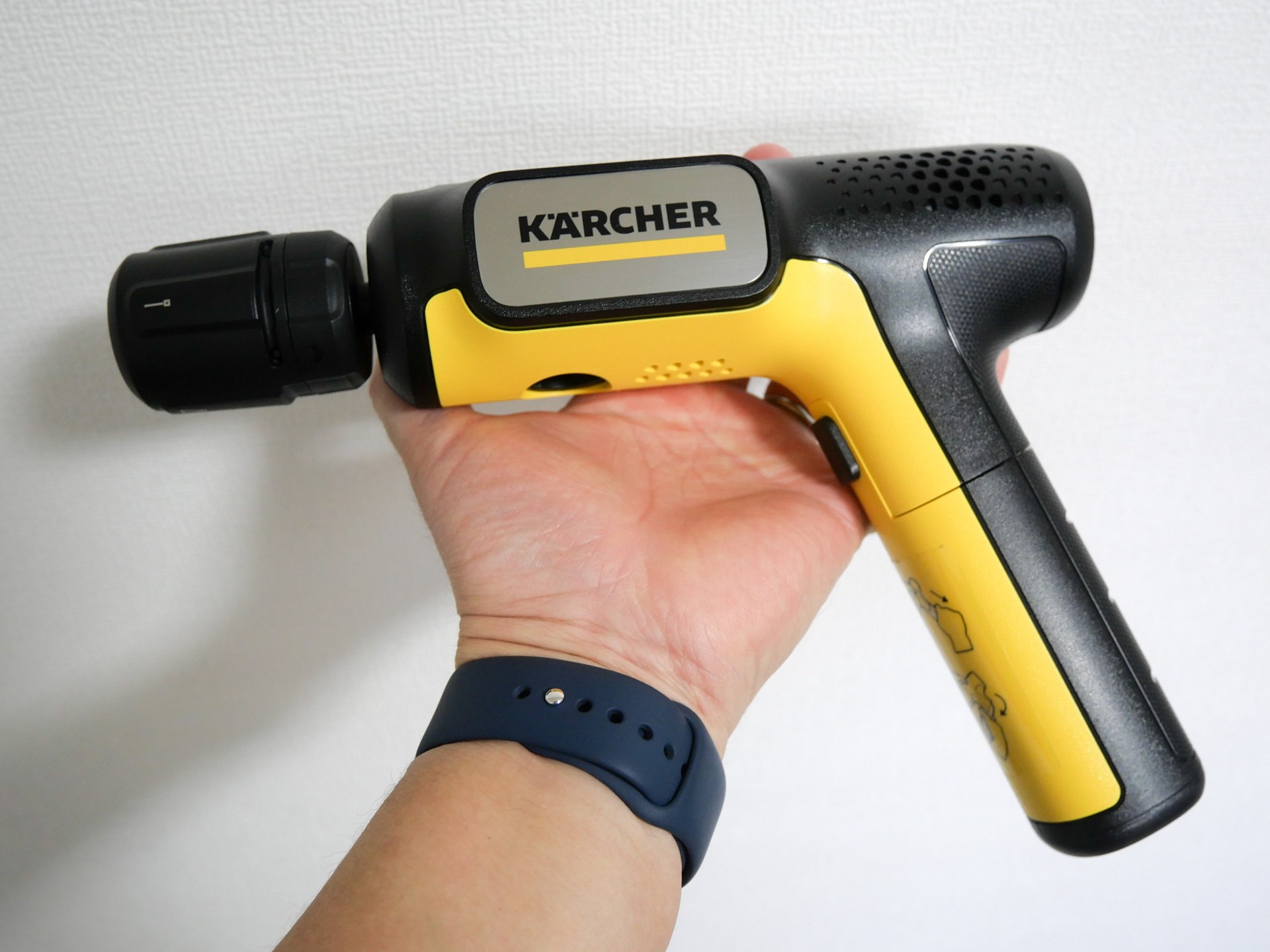実際に使用する際にはグリップ部分を引っ張って開き、下部にホースなどを取り付ける