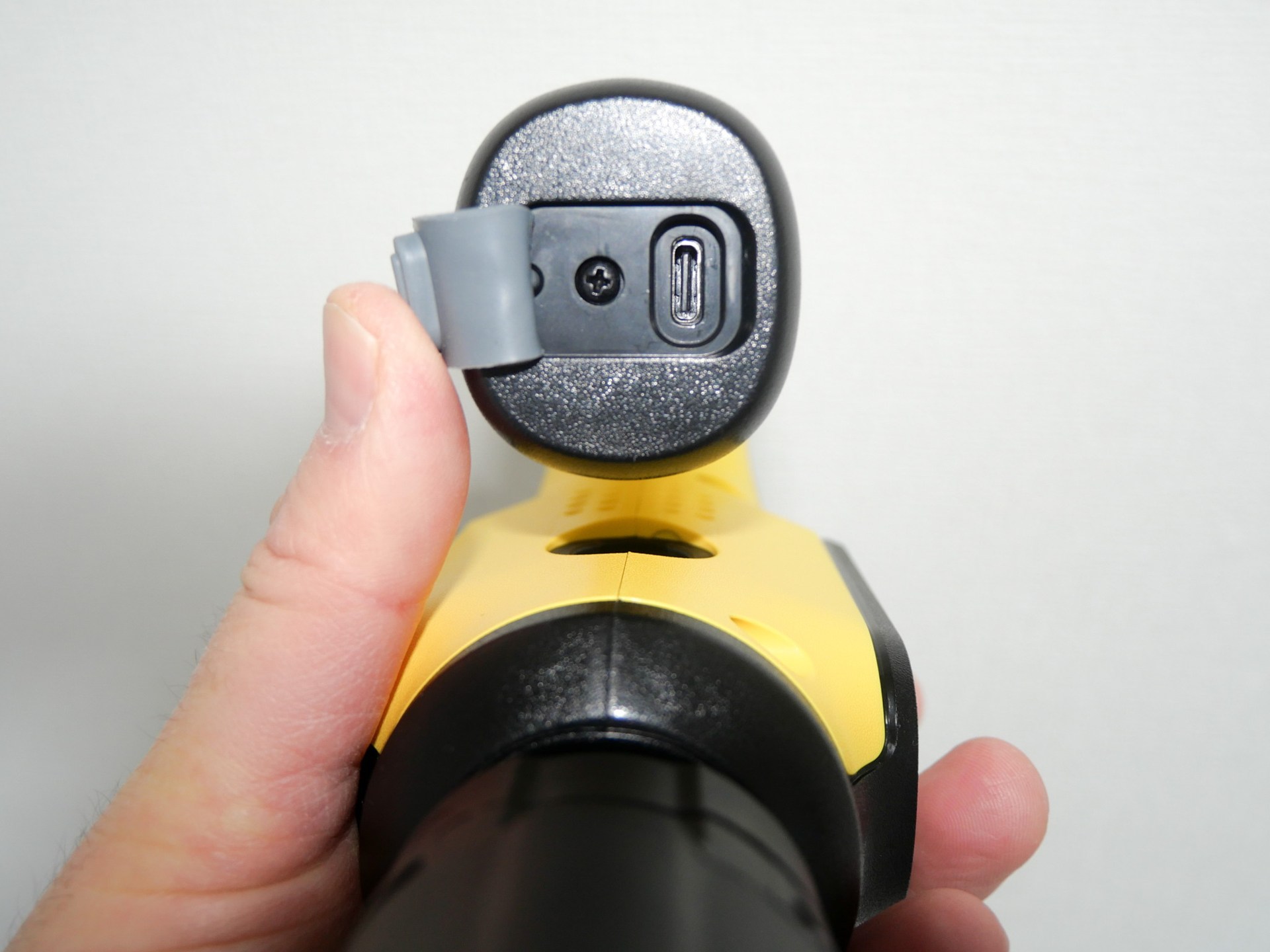 充電端子はグリップの底にあるが、防水用のキャップを外す必要があることもあってか、充電しながら洗浄することはできない
