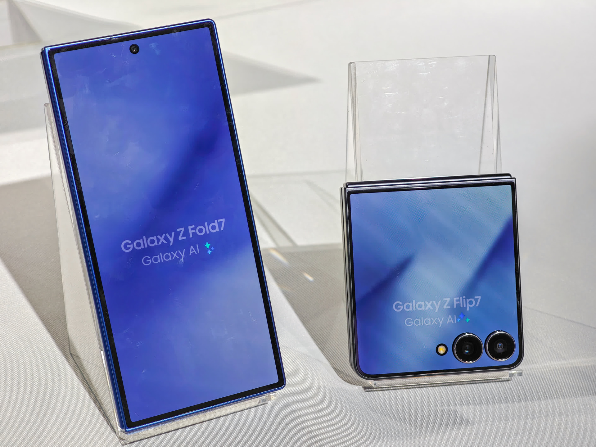 Samsung Galaxy Z Fold7（左）／Flip7（右）
