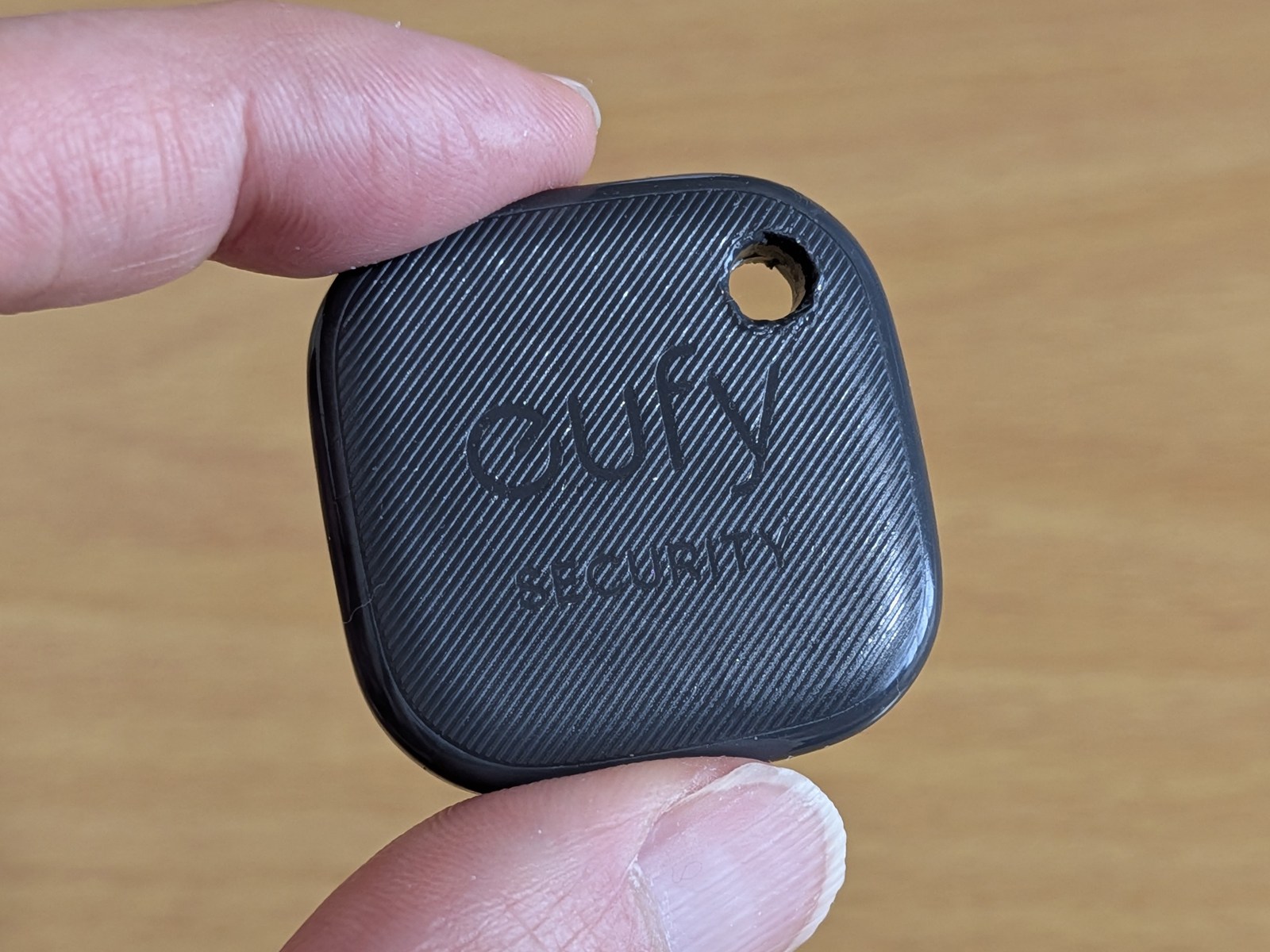 「Eufy SmartTrack Link (Android用)」。半年ほど使っているので、穴のあたりが若干傷んできました
