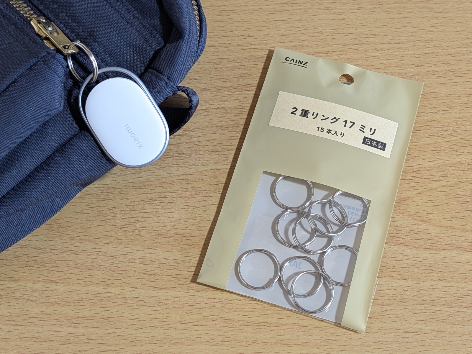 今回紹介した製品には取り付けリング系の付属品は同梱されていません。文房具コーナーなどで売っている「カードリング」「二重リング」のような製品があると、取り付けの自由度が上がります