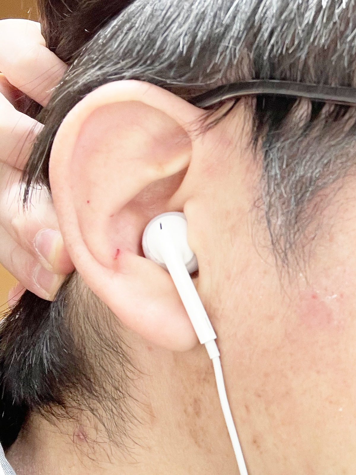 耳の穴に差し込んで使用します。これによって驚きの重低音を得られます。