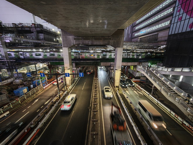 再開発が進む渋谷駅前。国道246号線を走るクルマと、ホームに入線してきた山手線をぶらして撮影。「Xiaomi 17 Ultra」はフォトグラファーの意図をダイレクトに反映させやすいので気に入った
