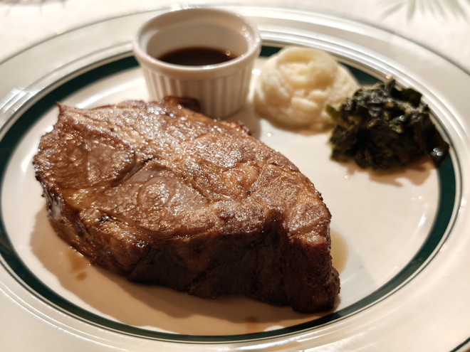 1インチの大型センサーは写りが素晴らしい。肉厚のステーキを撮ったがそのシズル感がものすごい。ピント面の緻密な描写と付け合わせのボケ具合を見てほしい。さすがである