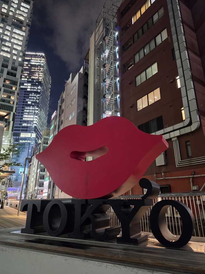 夜の渋谷をフォトウォーク。歩道にあったモニュメントを気軽に撮った。「Galaxy S26 Ultra」はヒトの見た目に近い仕上がりでナイトシーンをキャプチャーしてくれた