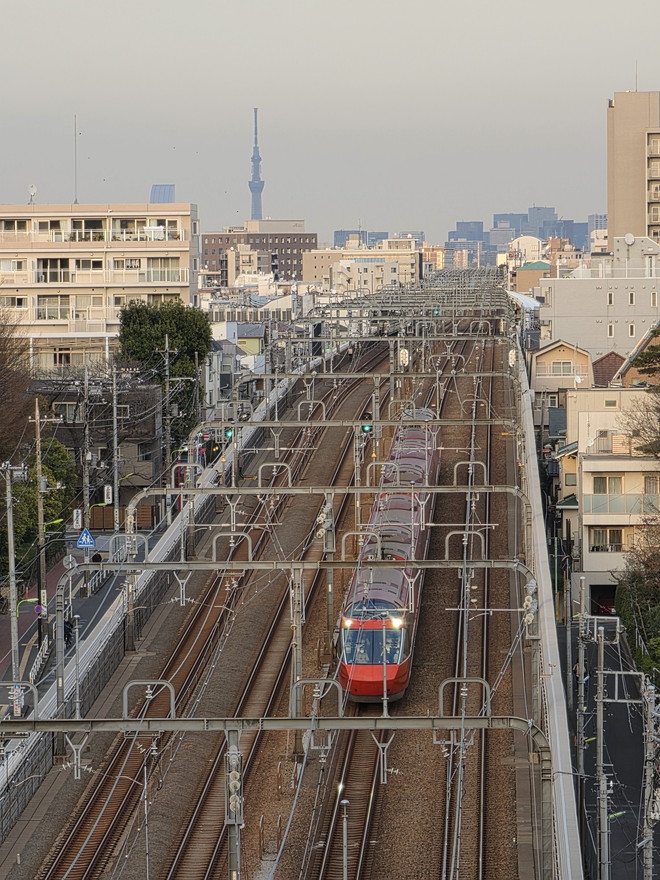 駅に向かってくる特急列車を望遠カメラで狙った。手ぶれ補正もよく効いて、遠景とともに車両をシャープに撮影できた。スマートフォンでは難しかったこのような撮影も「Galaxy S26 Ultra」なら難なくこなしてくれる。ポケットにこの端末があれば、日常がフォトジェニックに見えてくるに違いない