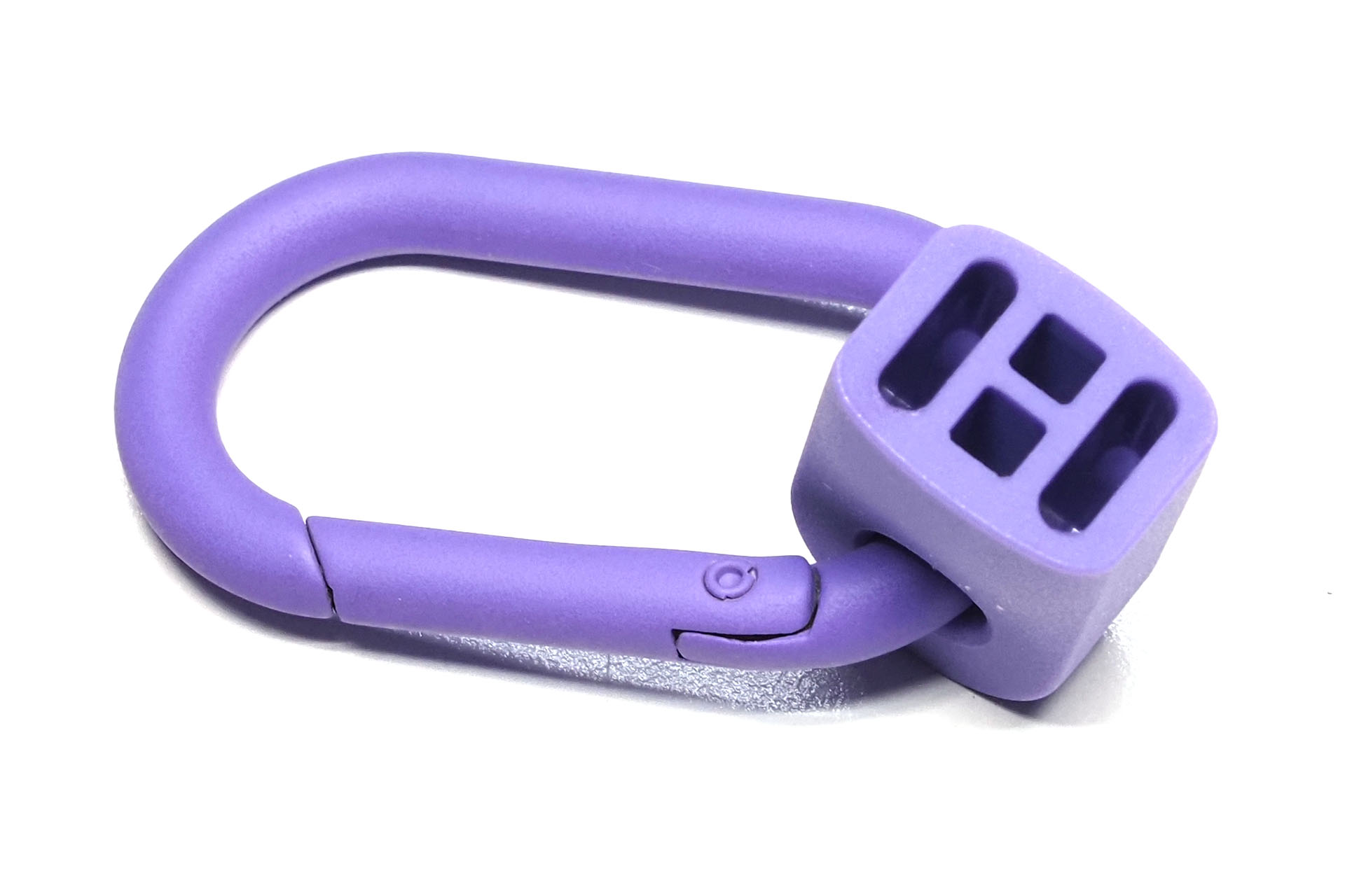 こちらが「CIO カラビナ付きケーブルホルダー」。ケーブルもホルダーもパープルのものがいちばん目に付きやすく発見しやすいので、自然と多用するようになった。ブラックとかホワイトだと「えっと……どれだっけ、いつも使ってるの？」と迷いがちだが、パープルだとソレがなくなってラク。