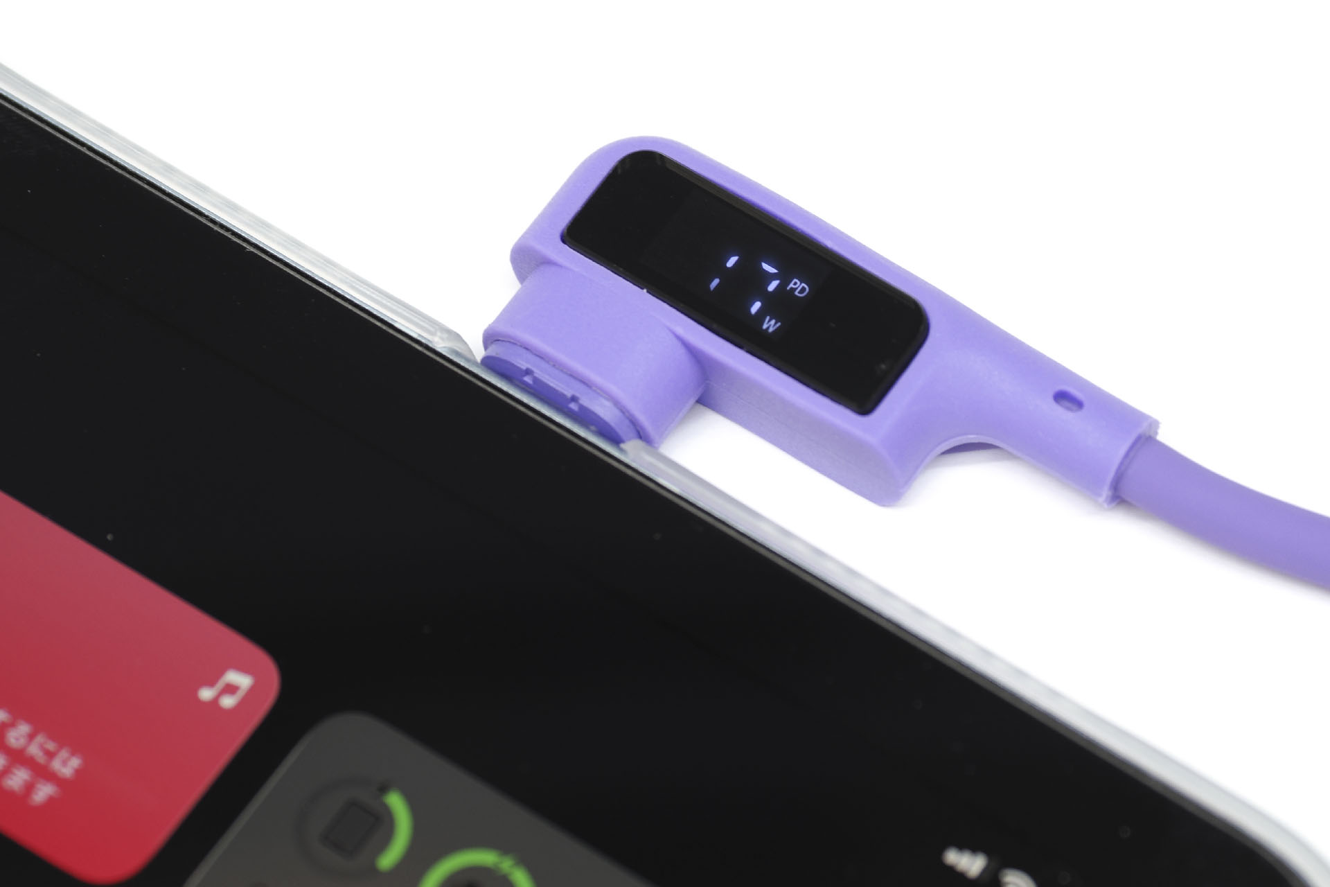 充電ワット数を示すディスプレイを搭載。現在何ワットで充電されているのか、PD急速充電中なのか、といったことがひと目でわかる。「ホントに急速充電されてる？　そもそも充電されてる？」みたいな不安を充電状態の可視化で払拭してくれる。
