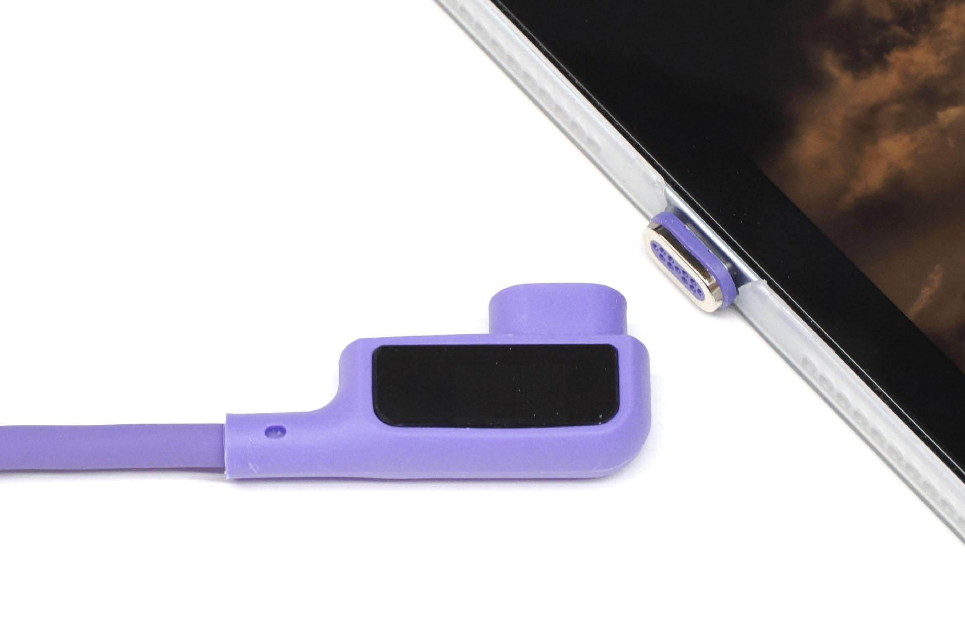 ケーブル側の端を端末に挿したマグネット式USB-C端子に近づけると、マグネットが引き合って……。