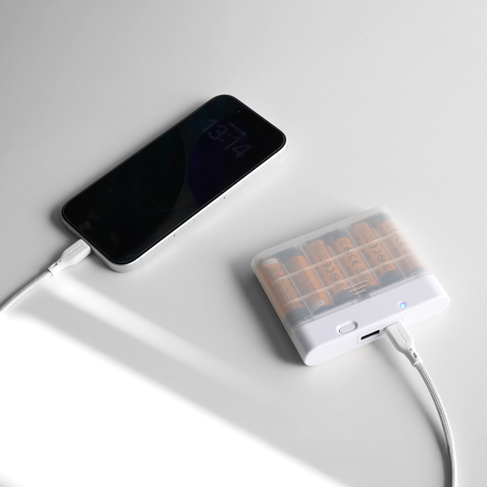 オウルテック、乾電池6本で充電できるモバイルバッテリー「OWL-DB6C1A1