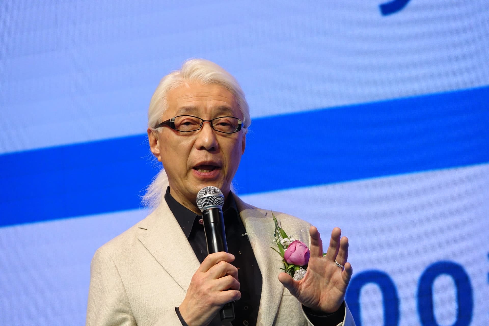 手塚氏