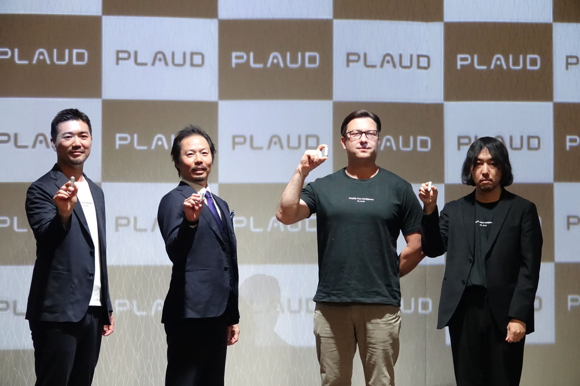 左からPLAUD鈴木氏とトレジャーデータ三浦氏、PLAUD米国本社のズヴィアギン氏、PLAUDアートディレクターの鈴木浩平氏