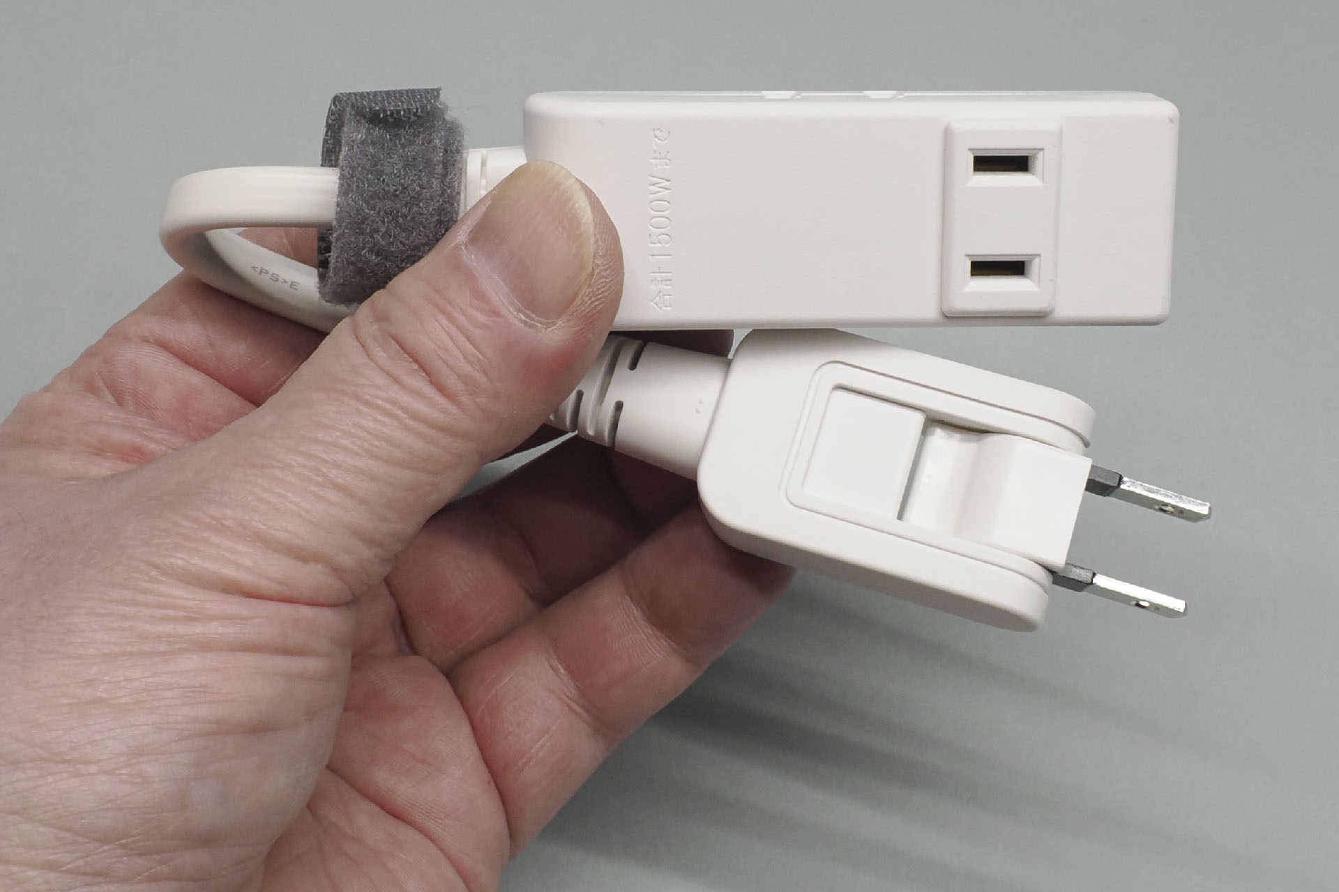 サンワサプライ「マイクロタップ」シリーズは複数の製品があるが、これは4個口・0.1mの「<a href="https://direct.sanwa.co.jp/ItemPage/TAP-M801W" class="strong b">TAP-M801W</a>」。サンワダイレクト価格は1380円。