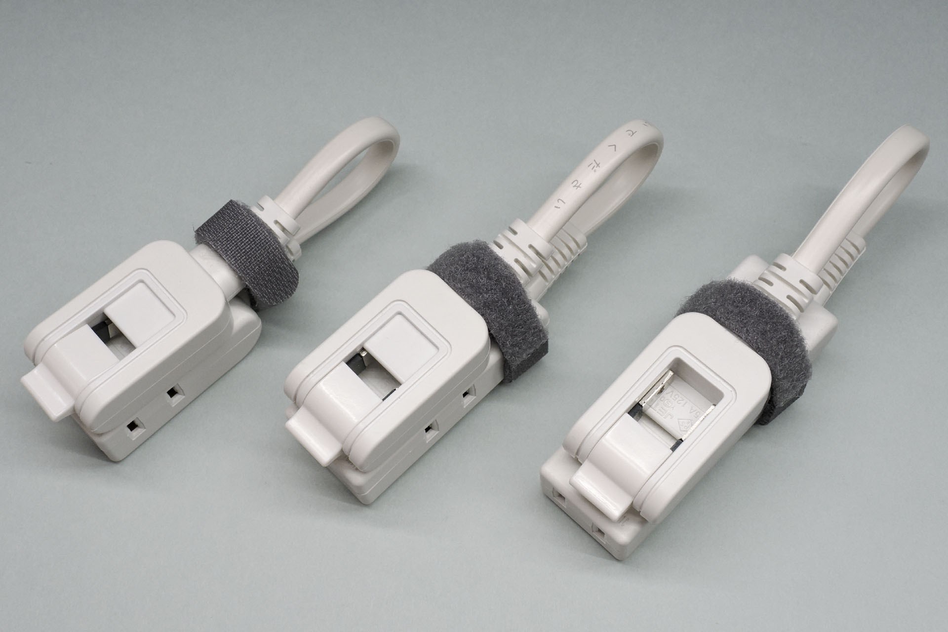 ほかにも購入。左が2個口・0.1mの「<a href="https://direct.sanwa.co.jp/ItemPage/TAP-M601W" class="strong b">TAP-M601W（1180円）</a>」。中央が3個口・0.1mの「<a href="https://direct.sanwa.co.jp/ItemPage/TAP-M701W" class="strong b">TAP-M701W（1280円）</a>」。右が4個口・0.1mの「<a href="https://direct.sanwa.co.jp/ItemPage/TAP-M801W" class="strong b">TAP-M801W（1380円）</a>」。
