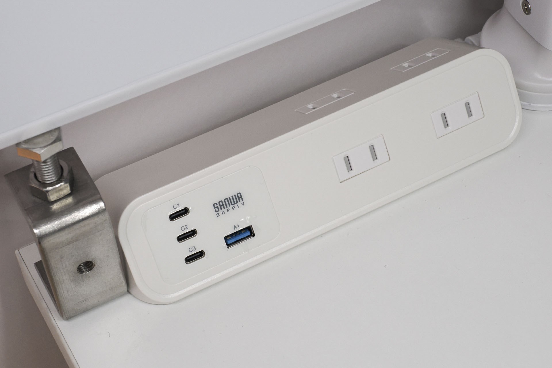 非常に便利なUSB・AC両対応のクランプ固定式電源タップサンワサプライ「<a href="https://direct.sanwa.co.jp/ItemPage/TAP-B114UC-2W" class="strong b">TAP-B114UC-2</a>」シリーズ。デスク天板にクランプでガッチリ固定でき、4つのコンセント、給電用USB Type-Cポート×3、給電用USB Type-Aポート×1がある。でも給電用USB Type-Aポートがひとつなので、充電大会のときにはコレにUSB充電器をつなげる。