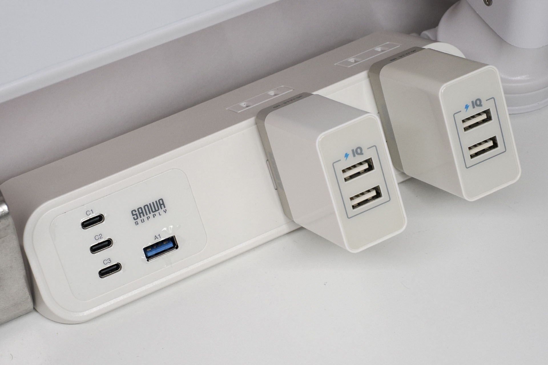 わかりにくくなるので充電用USBケーブルを接続していないが、これで5台の古いデバイスを充電できる。だが、まだ足りない。古めのデバイスの充電大会を行うときは「どうせ充電中は近くにいるんだし」ということで、複数のmicroUSB充電式LEDライトとかもツイデに充電するからだ。