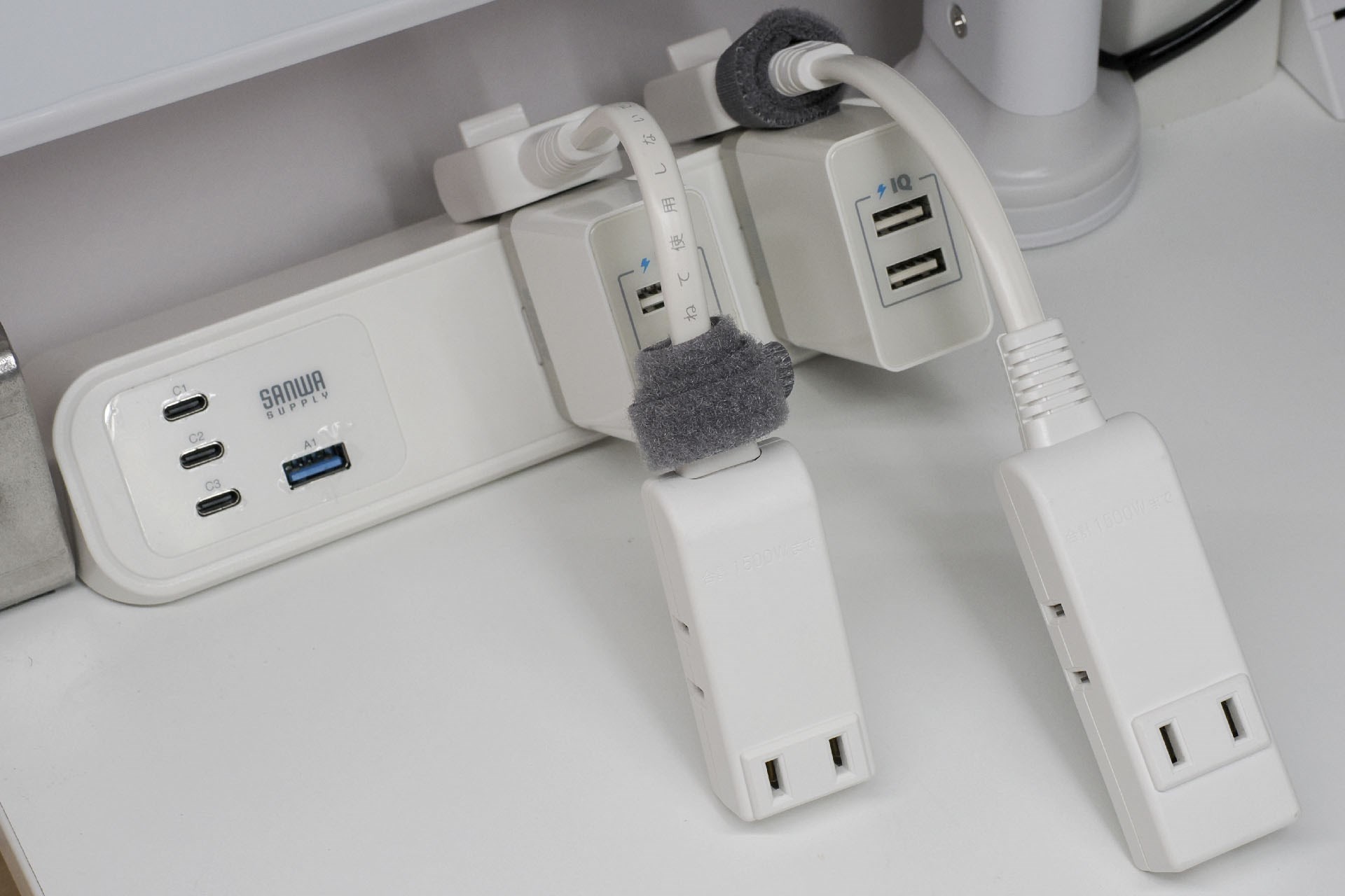 もっとUSB Type-A給電対応のUSB充電器を使いたいゼ～、というとき、「マイクロタップ」シリーズを追加。クランプ固定のタップ後方はUSB充電器を直接つなぐには狭いので、こうすると便利に使える。