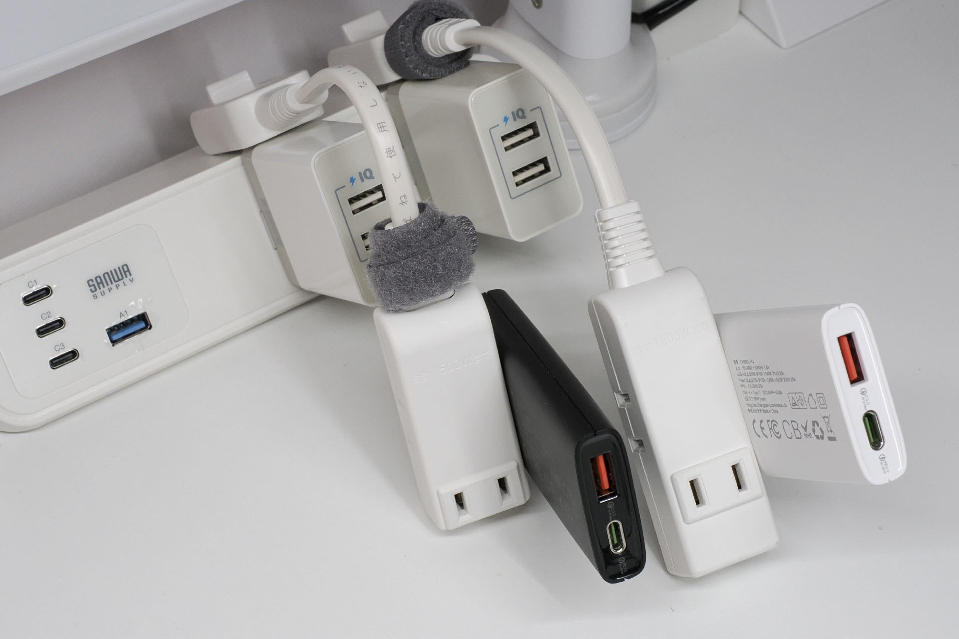 「マイクロタップ」シリーズの先にUSB充電器をセット。わかりにくくなるので最小限のUSB充電器だけつないでいるが、実際はさらに多くつないでいる。このようにすると最小のスペースで多数の古めデバイスをUSB Type-A給電にて充電しまくれる。