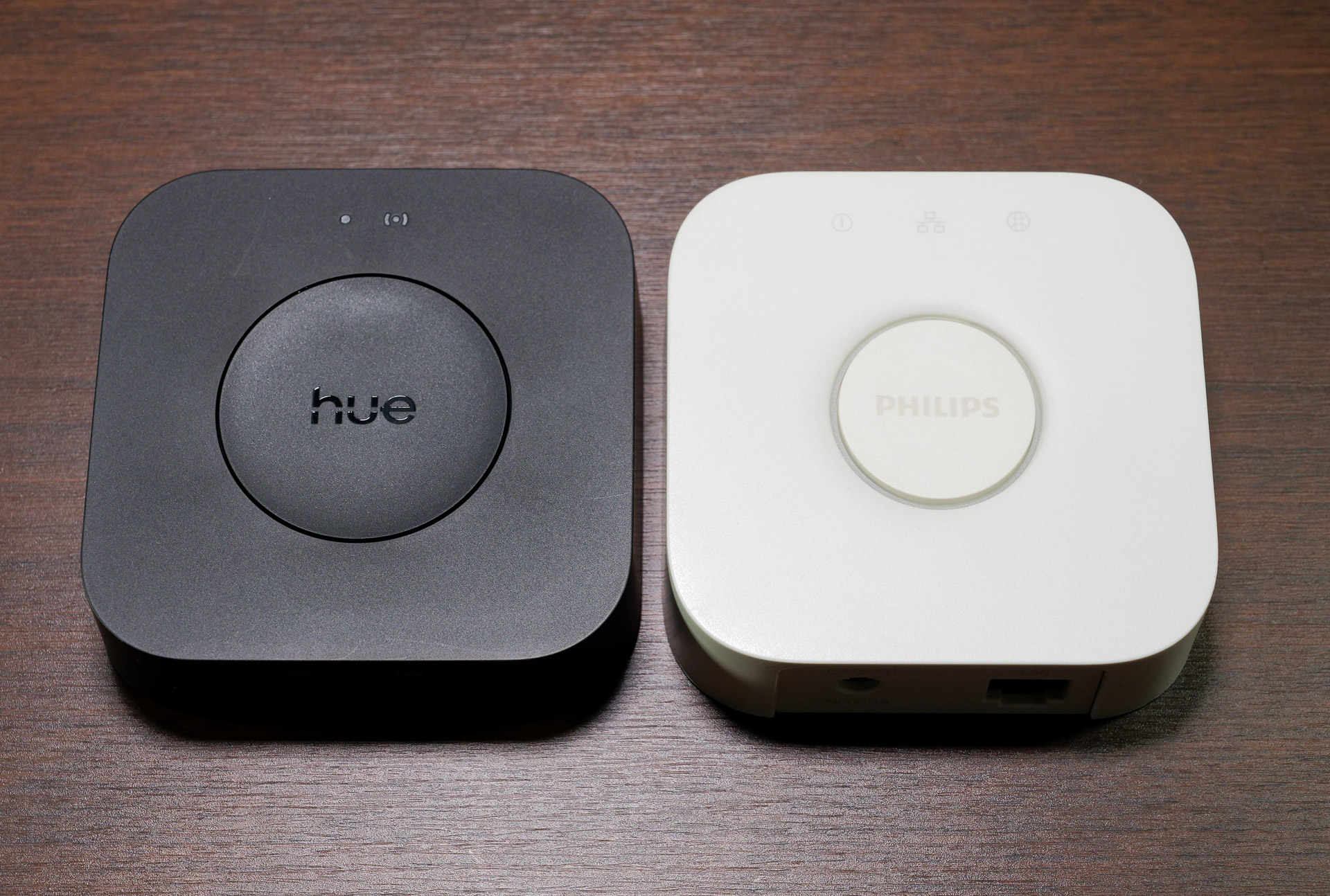 右が従来のHue Bridge。サイズはほとんど変わりません
