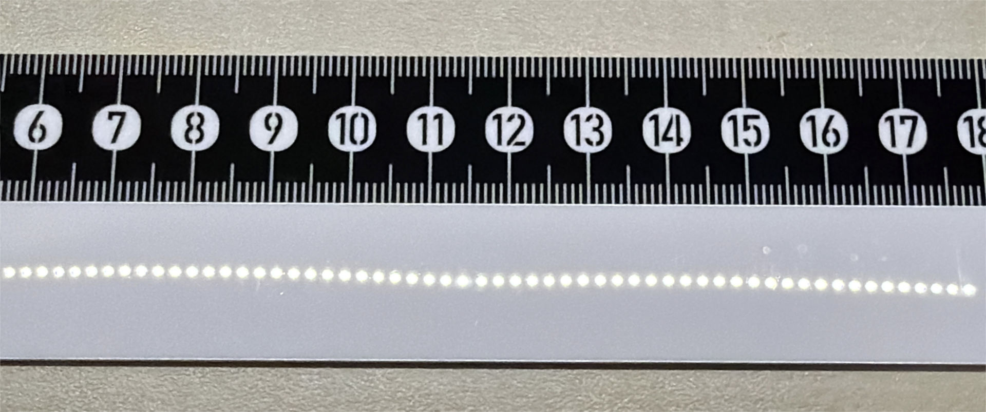 おもて面と裏面の様子。裏面は反射する