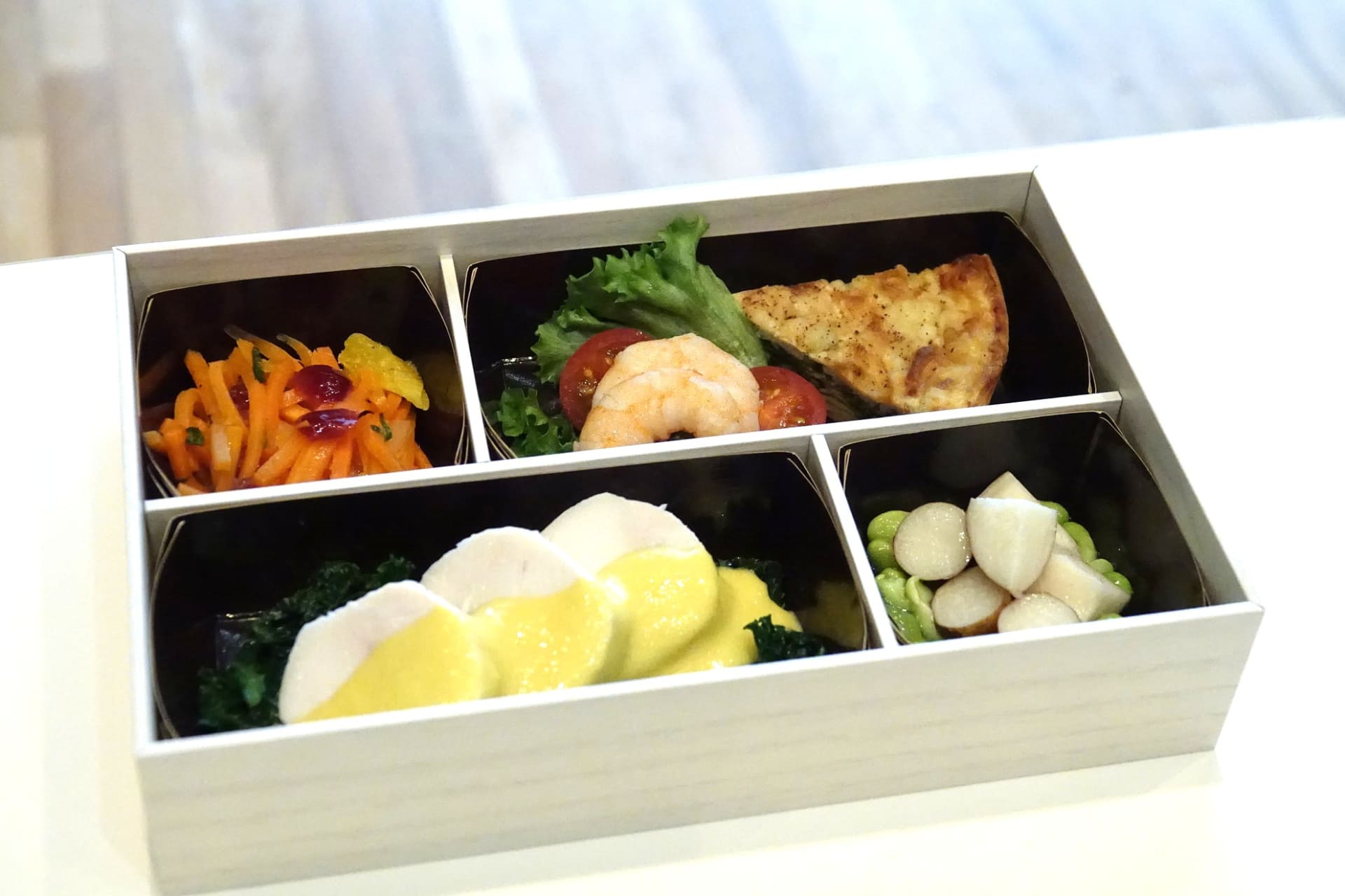 “お弁当スタイル”の機内食