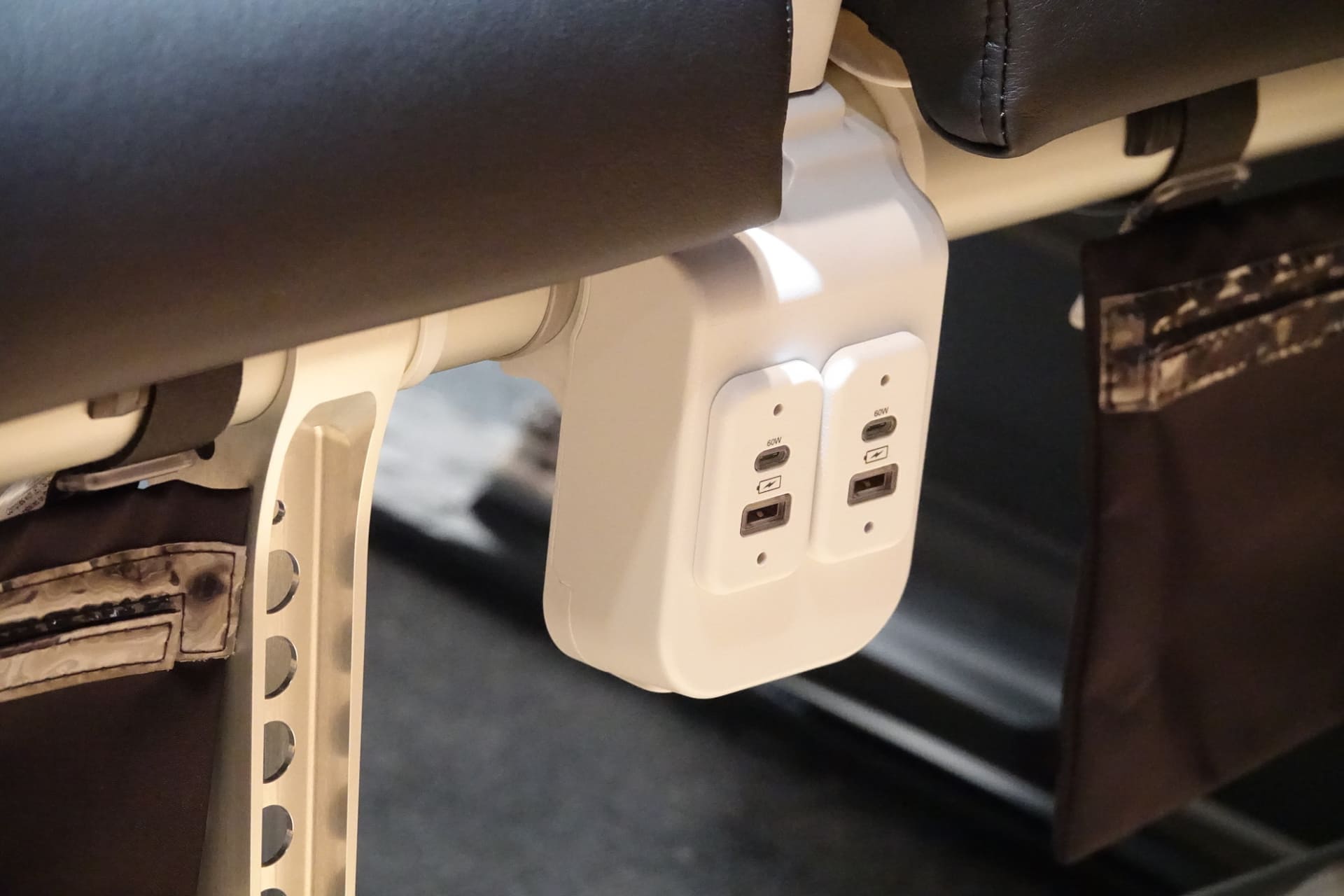 前方に座席がない席では、肘掛けに収納されるテーブルにタブレットホルダーを用意。USB電源は座席下に