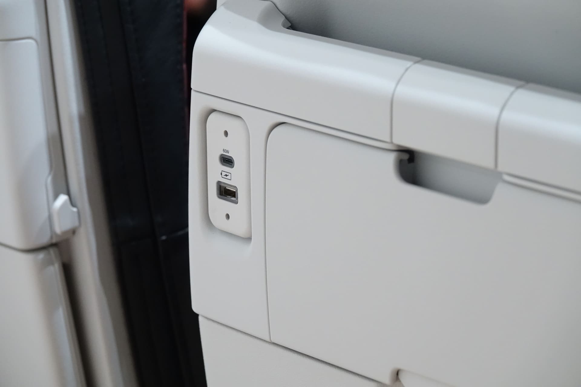 普通席は、前席にタブレットホルダーを備える。USB電源はホルダーのすぐ横にあるので、離席する際に挿したままでも邪魔になりにくそうだ