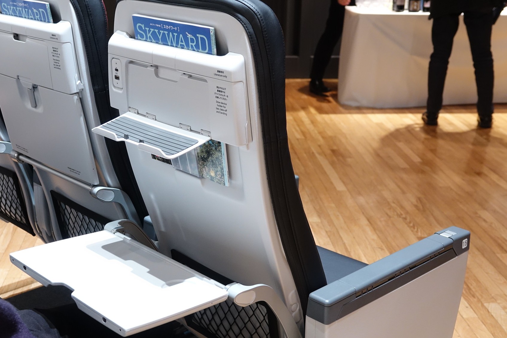 普通席は、前席にタブレットホルダーを備える。USB電源はホルダーのすぐ横にあるので、離席する際に挿したままでも邪魔になりにくそうだ