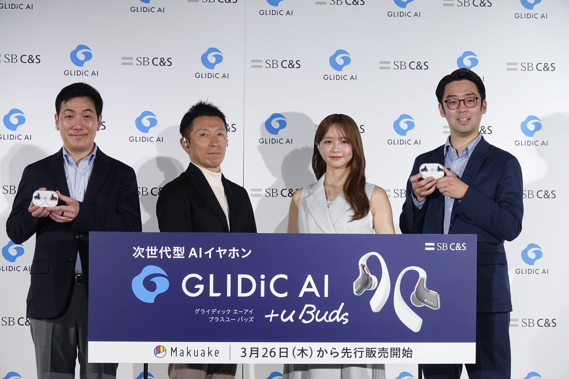 左からSB C&S コンシューマ事業部 商品第一本部長の竹下悟市、同 常務執行役員の鈴木淳氏、森香澄、マクアケ 常務執行役員の松岡宏治氏