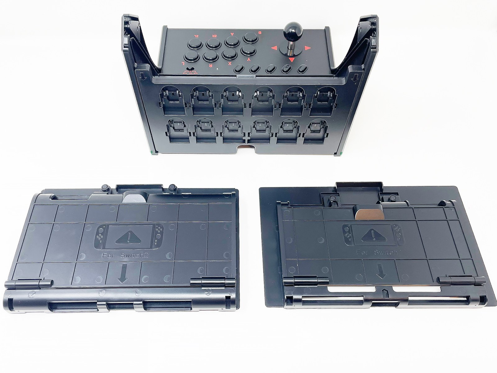 Nintendo Switch/Switch 2をそれぞれのケースに入れて装着します。