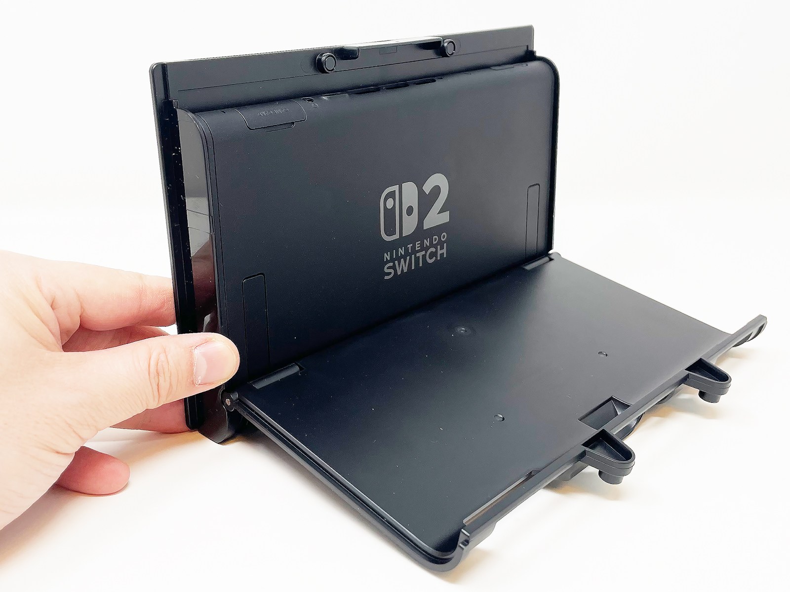 Nintendo Switch 2の左右のコントローラーを外してケースを装着します。