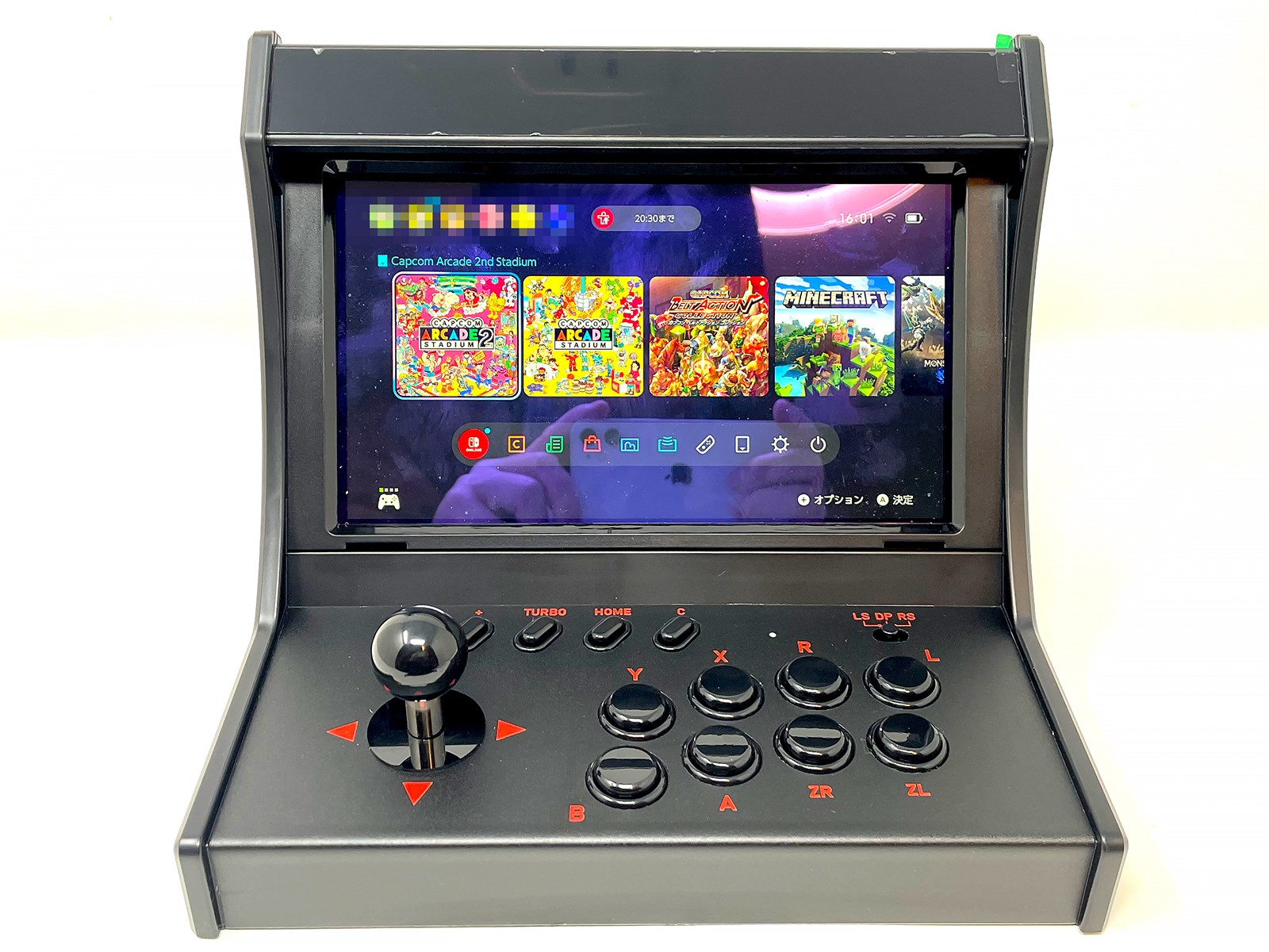 ゲオの「レトロアーケード ドック」にNintendo Switch 2を装着した状態。画面が大きいため臨場感があります。