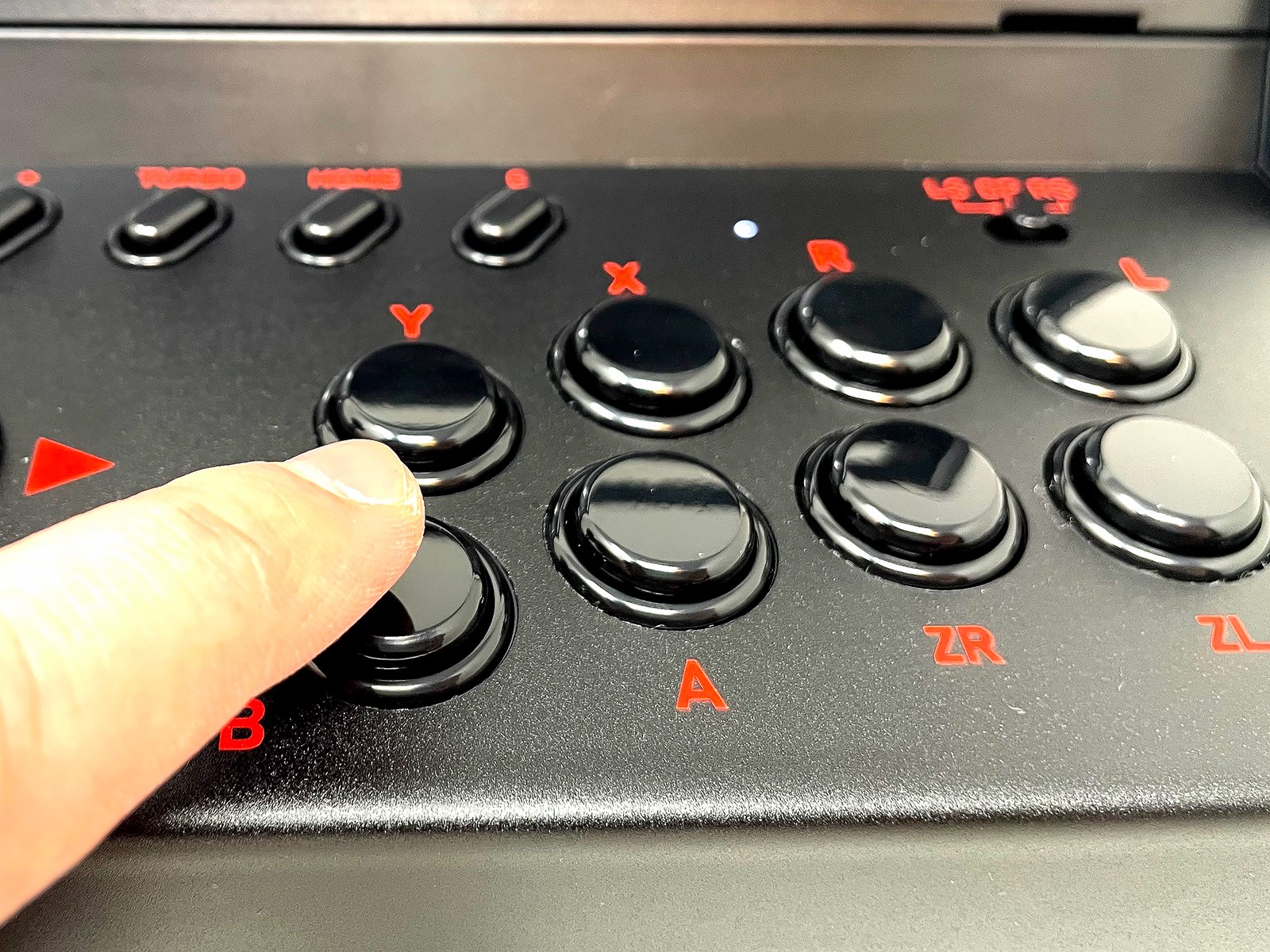 ボタンは小さいですが、パチパチとちゃんとレスポンスも返ってきて押しやすいです。