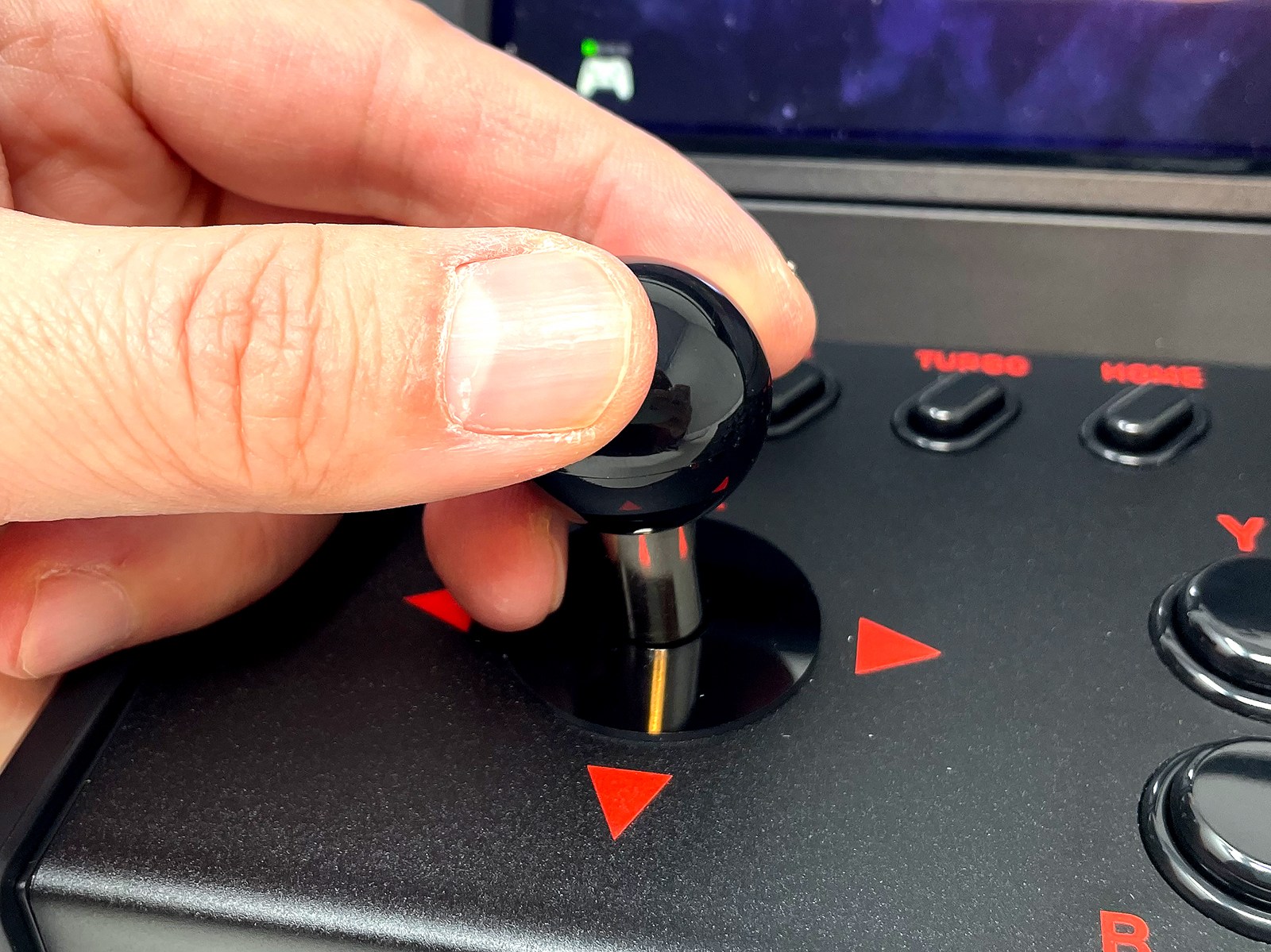 短いものの8方向入力が可能なレバースティック。