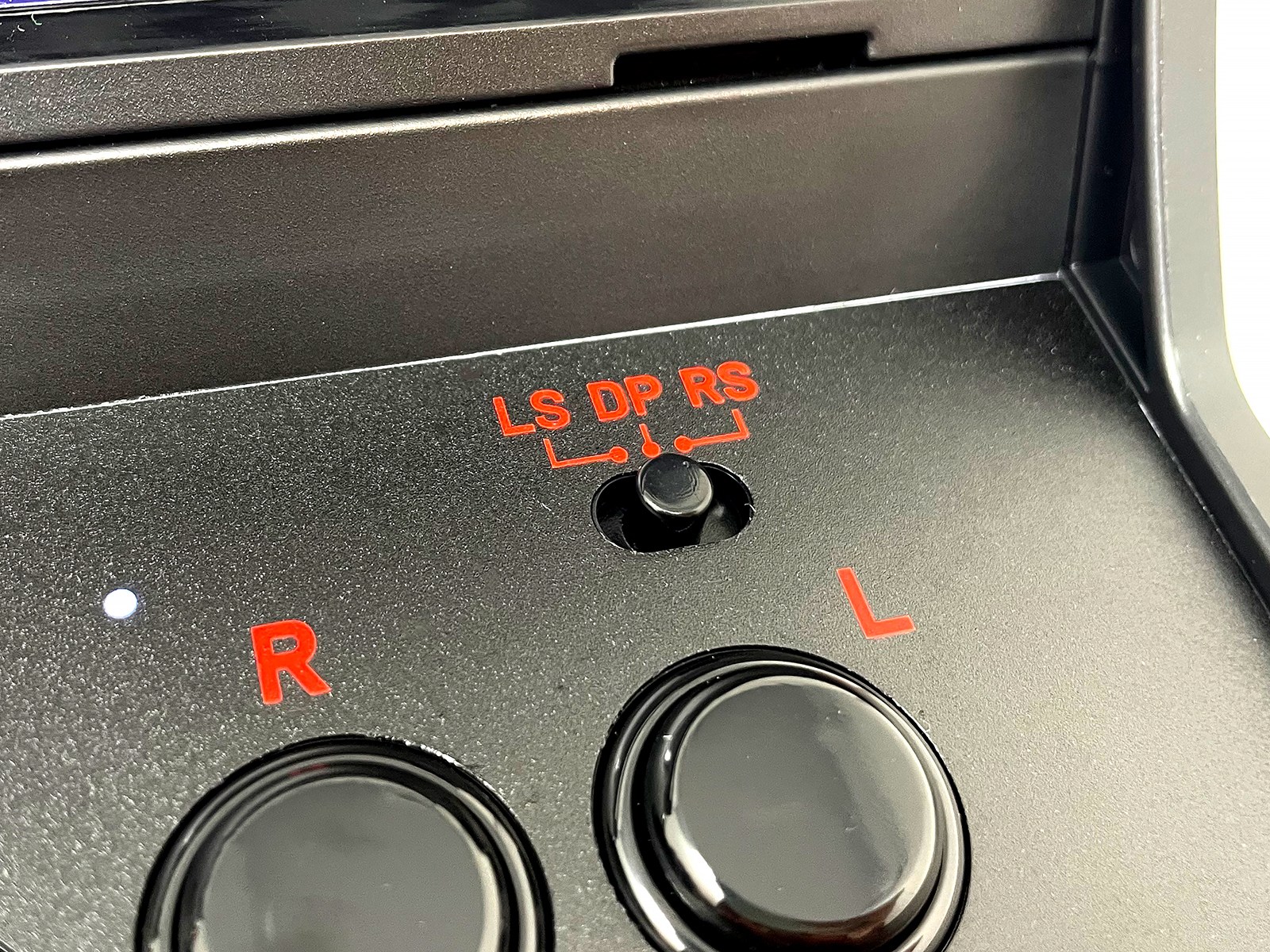 レバースティックをNintendo Switch/Switch 2の左右のアナログスティックに割り当てるためのスイッチ。