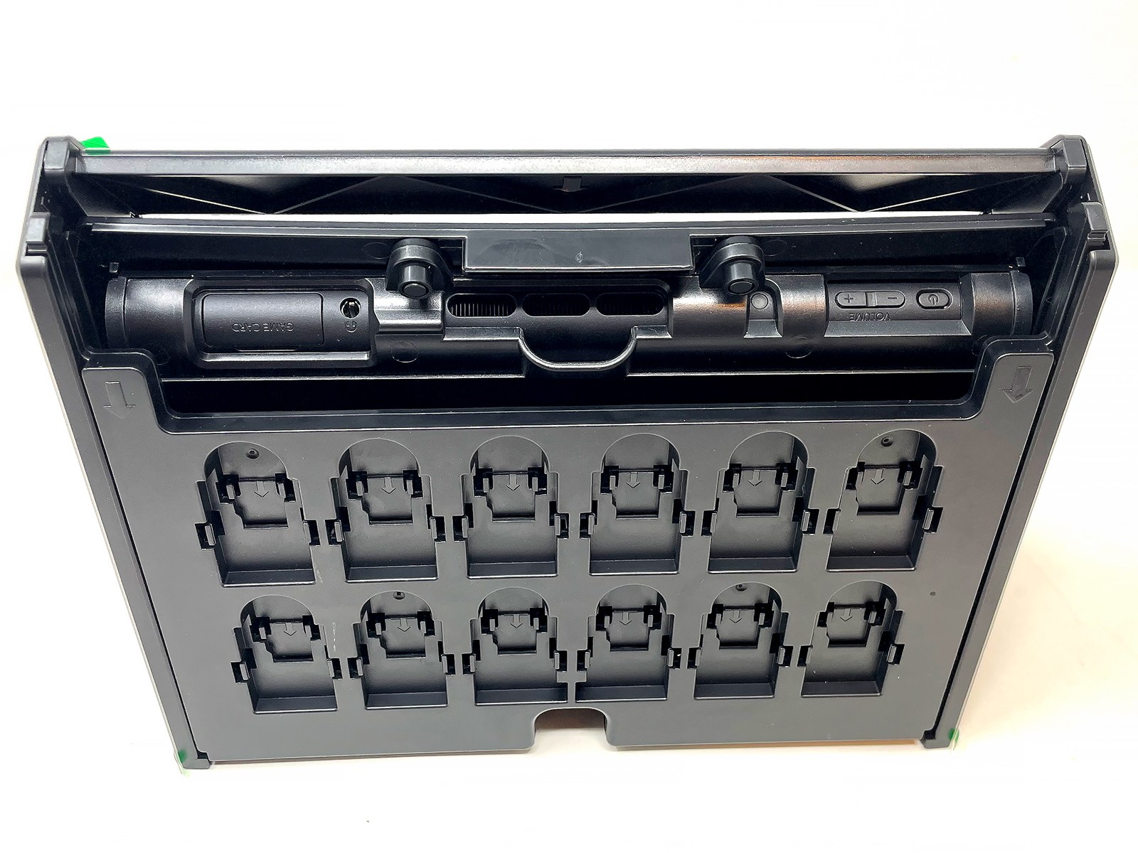 背面カバーで覆ってもカートリッジ挿入口と音量ボタンにはアクセス可能です。カバーには「Nintendo Switch/Switch 2」のカートリッジを収容できるようになっています。