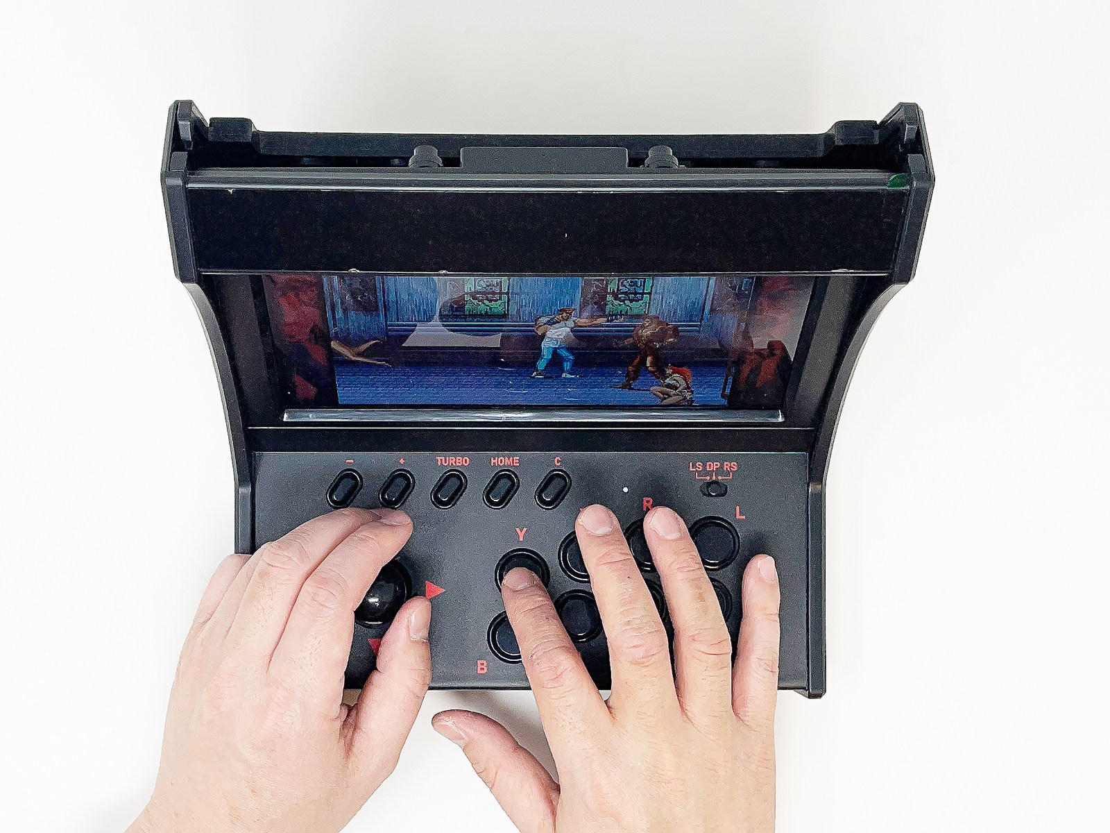 実際に遊んでいるときの手の配置。小型ながら無理なく遊べると思いました。