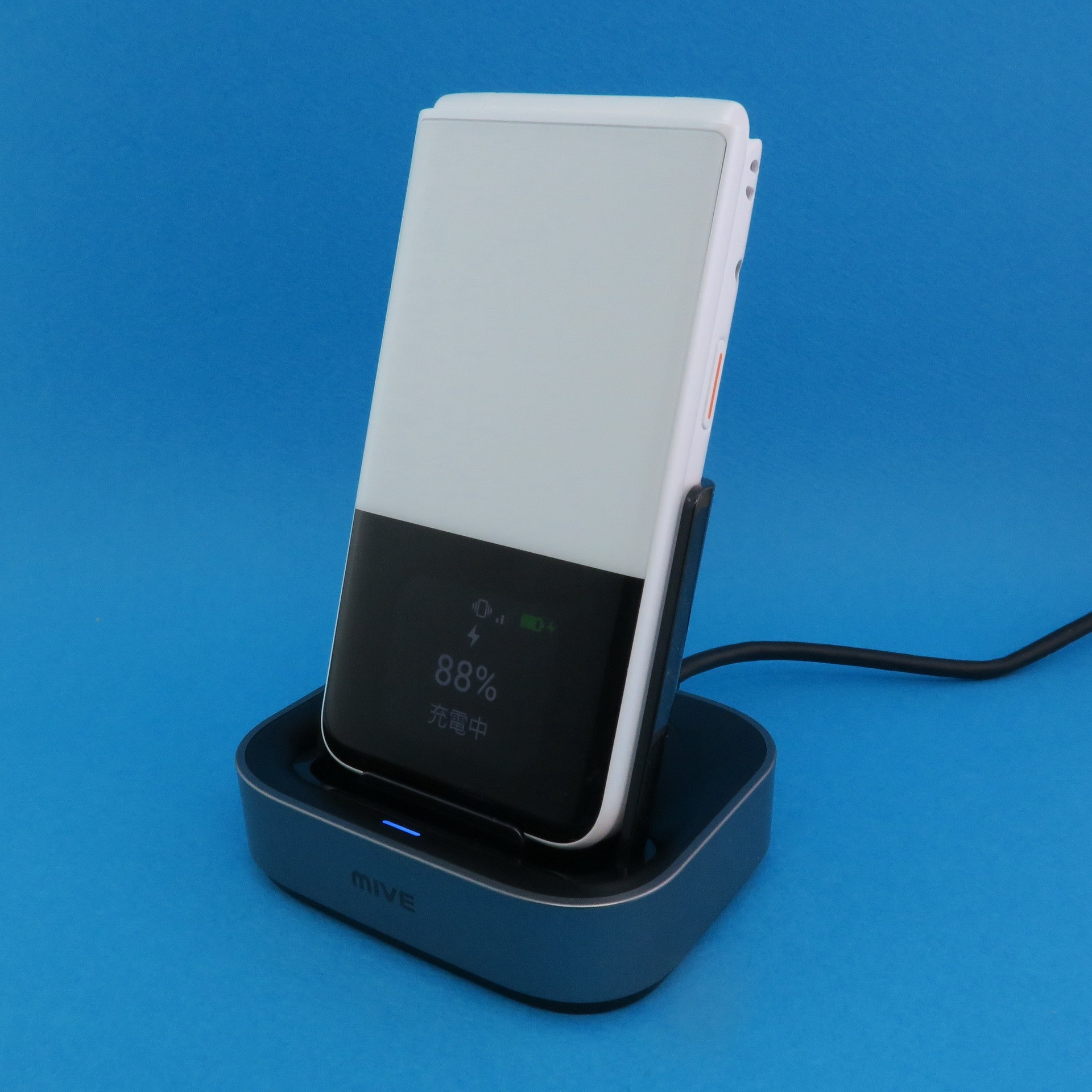 別売で専用卓上ホルダも販売される。卓上ホルダ背面のUSB Type-C端子に充電器（別売）を接続する