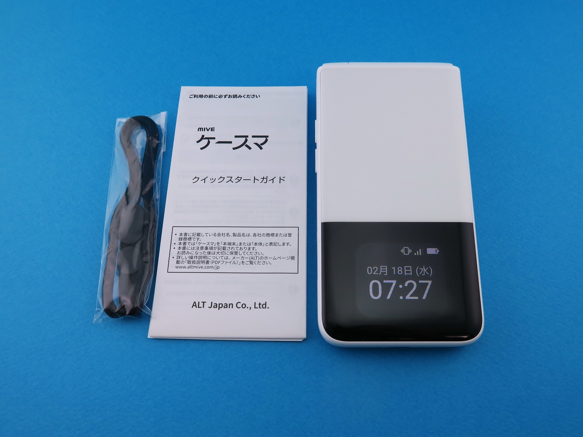 パッケージには端末本体やユーザーマニュアル、ストラップが同梱される
