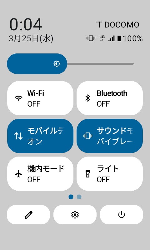 下方向にスワイプすると、クイック設定パネルが表示される。パネルも大きめなので、初心者にも操作しやすい