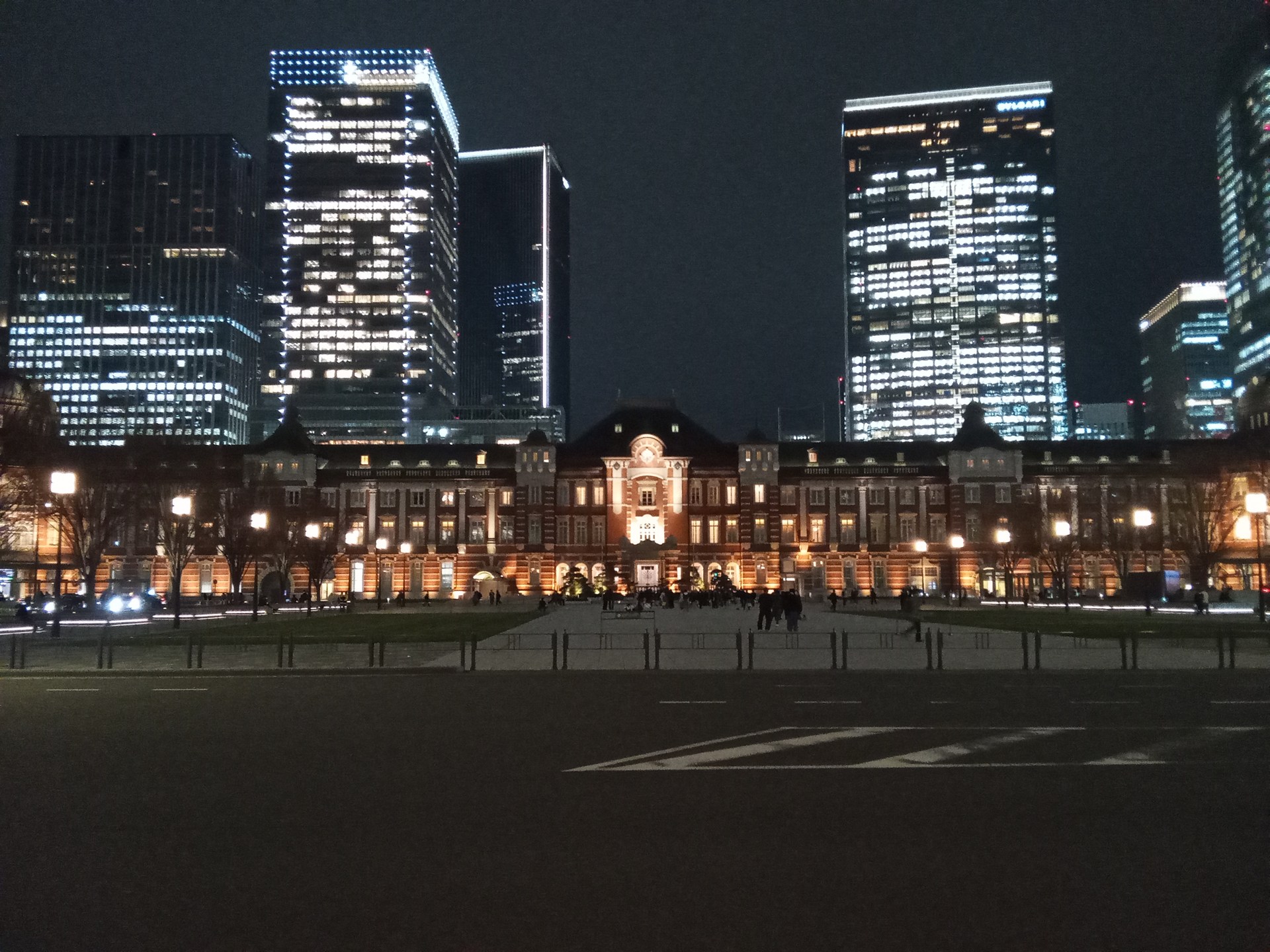 夜景を1倍（1x）で撮影。このクラスの端末としては十分な仕上がり