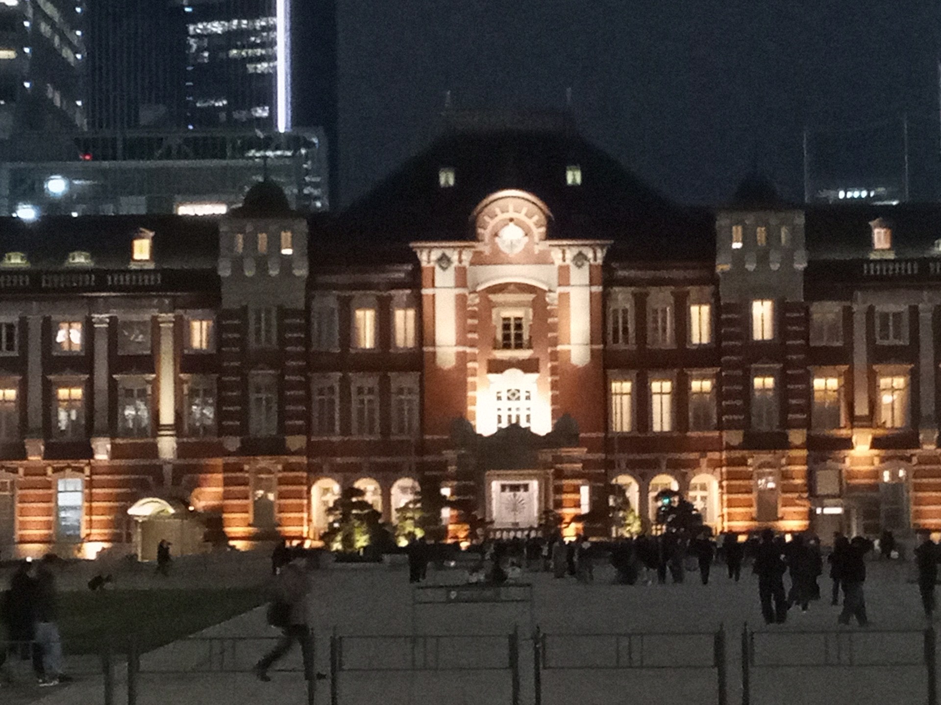 夜景を3倍（3x）で撮影。クッキリ感がないが、端末で見る限りは十分
