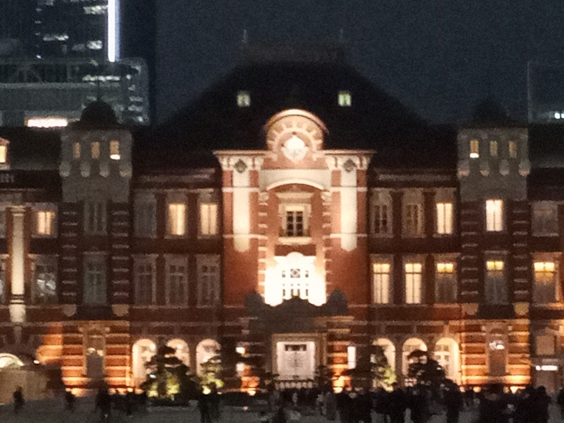 夜景を4倍（4x）で撮影。さすがに4倍まで倍率を上げると、全体的にぼやけてしまう。