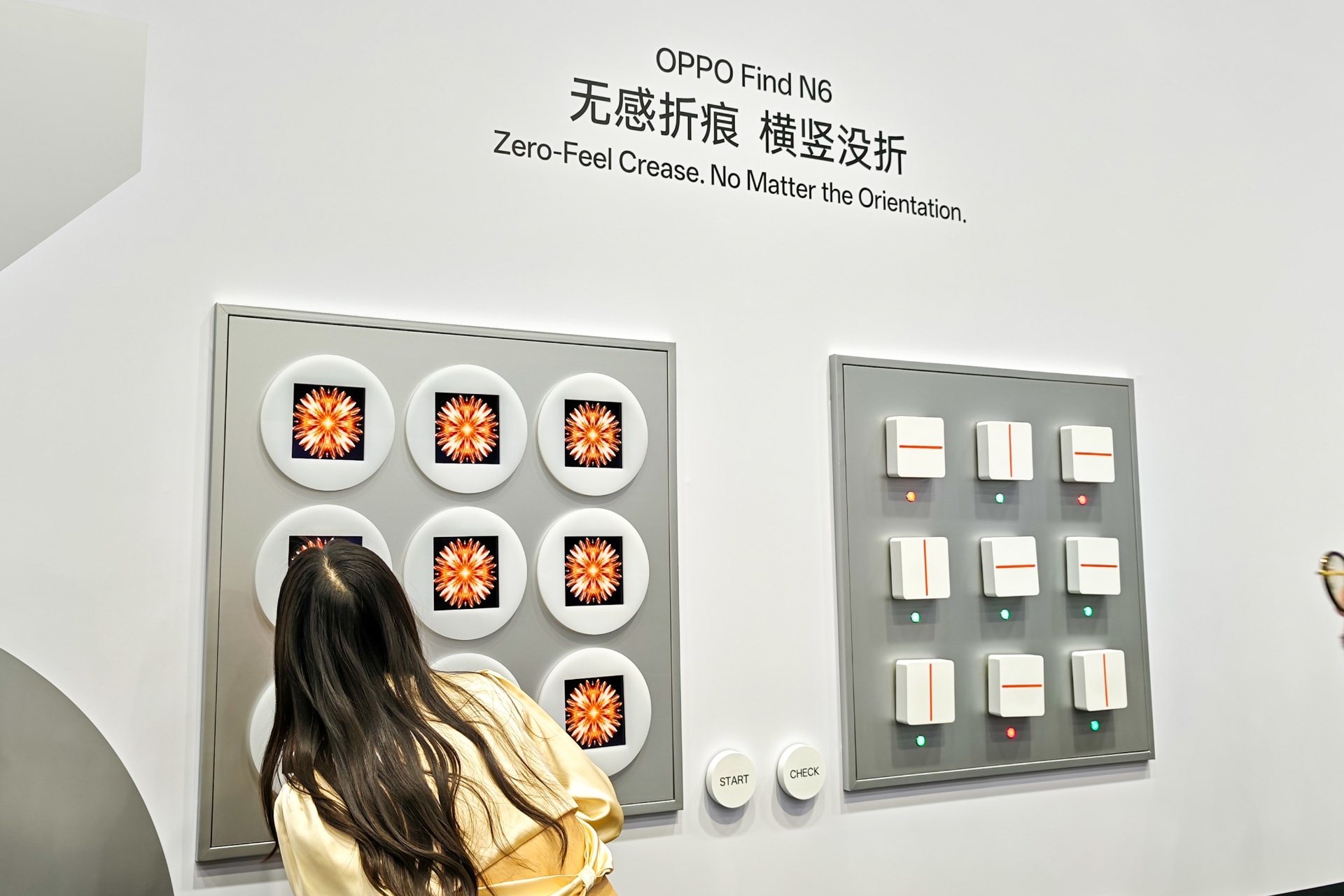 9枚のディスプレイの折り目の向きを当てる展示