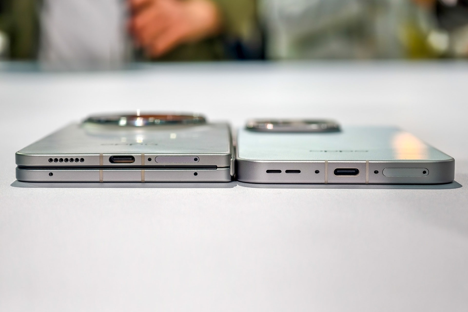 左＝OPPO Find N6（厚さ8.93mm）、右＝OPPO Find X9（厚さ約8.0mm）