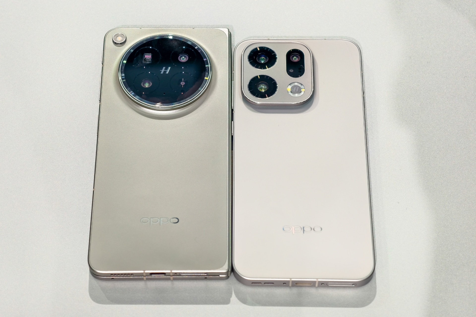 左＝OPPO Find N6（厚さ8.93mm）、右＝OPPO Find X9（厚さ約8.0mm）