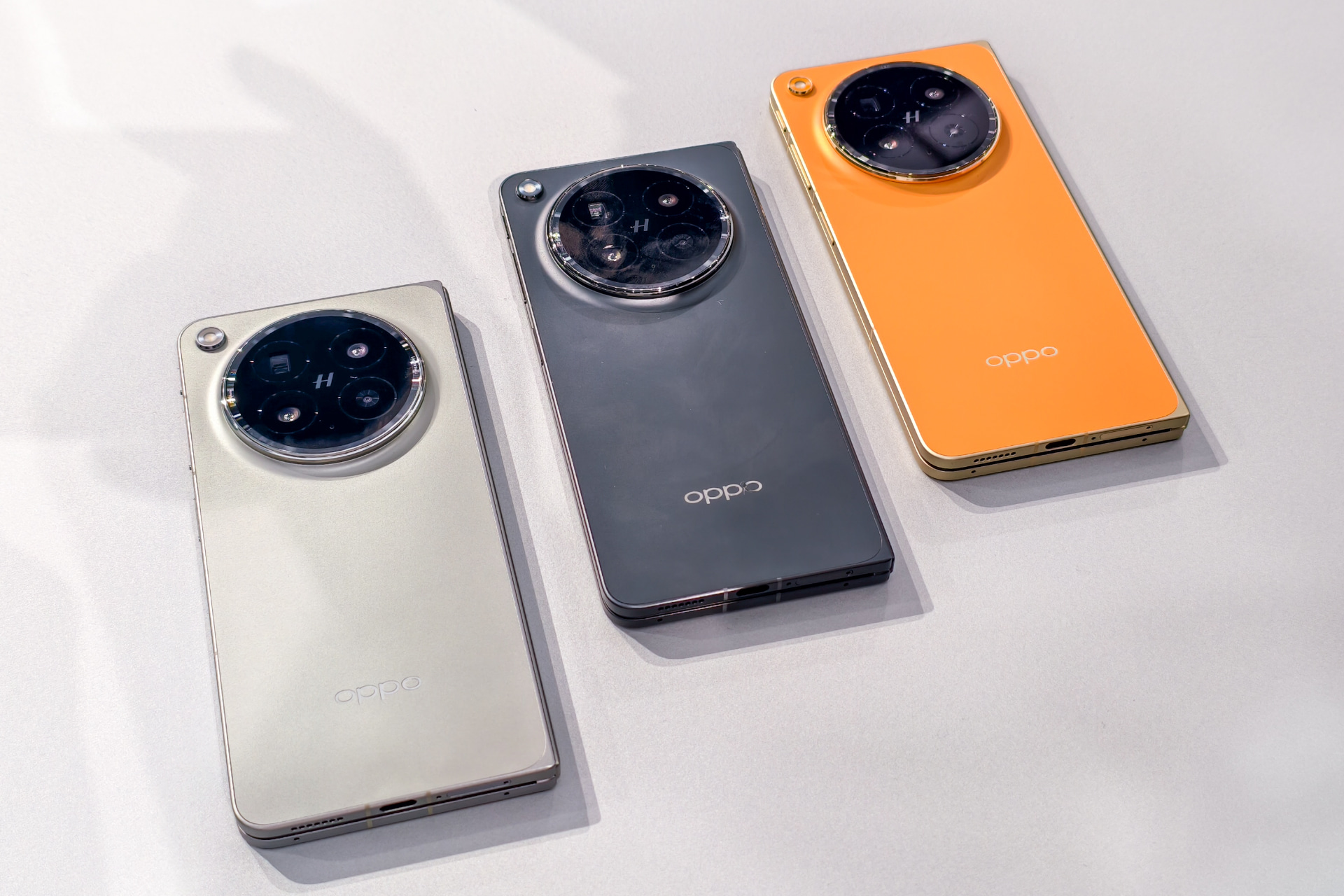 左からステラチタニウム、ブラック（中国限定）、ブロッサムオレンジ